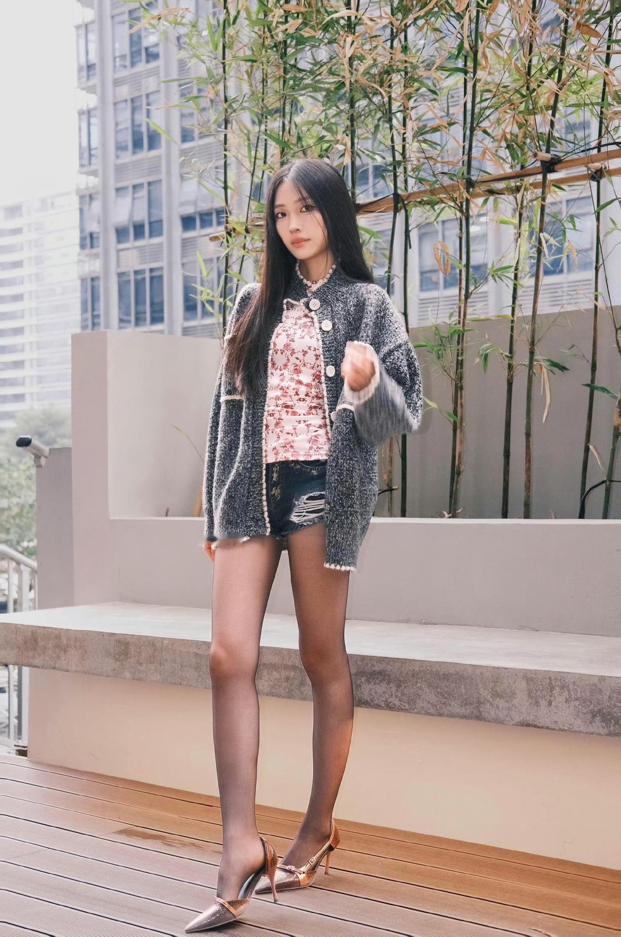 这套穿搭将复古混搭风与都市时尚感巧妙融合，风格个性又具层次。灰色针织开衫宽松随性