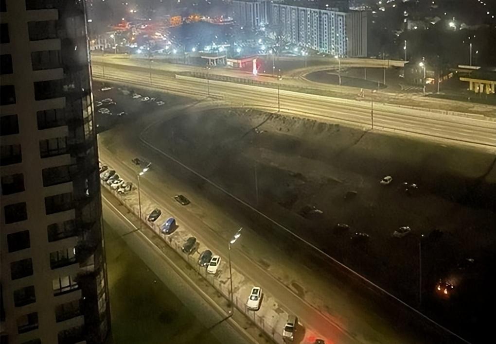 近期乌克兰基辅近郊城市比拉代尔瓦的民用监控画面，完整记录了俄军高超音速导弹的突击