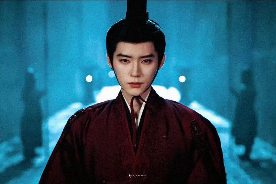 周翊然 耳钉男我败了💖原本软糯的少年长相，靠一枚耳钉解锁全新风格，清冷又温柔的