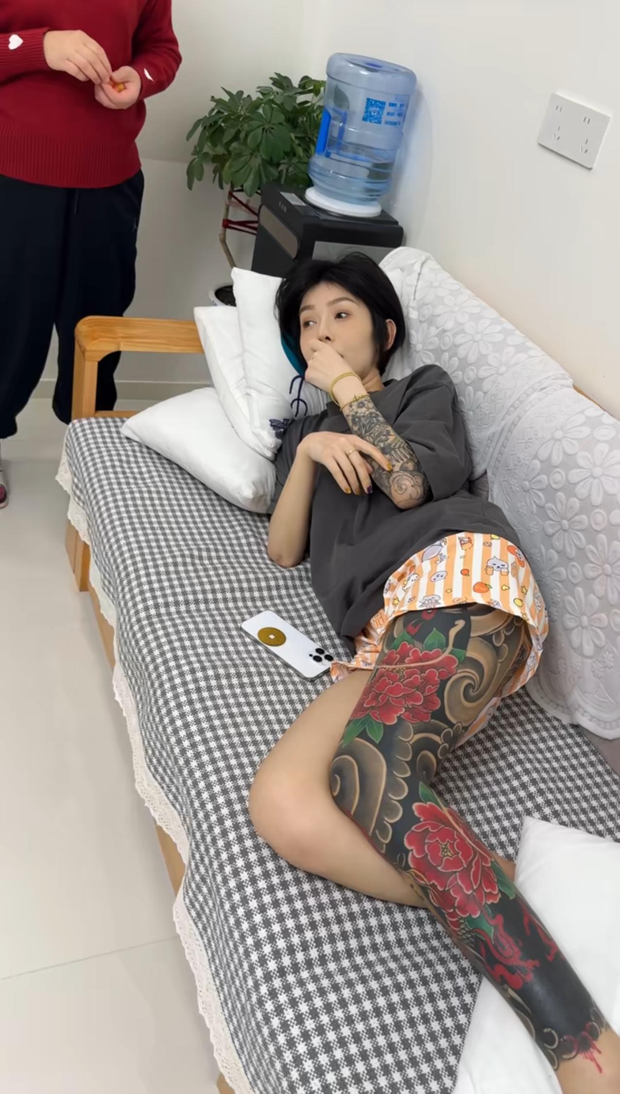 昨天刷到一个挺有意思的视频，一个大花臂大花腿纹身的姑娘，跟父母互动。
网友说谁好