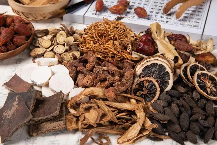 中药临床经验分享

肺三药（麻黄、杏仁、甘草）专治肺气郁滞引起的咳嗽、胸满、痰多