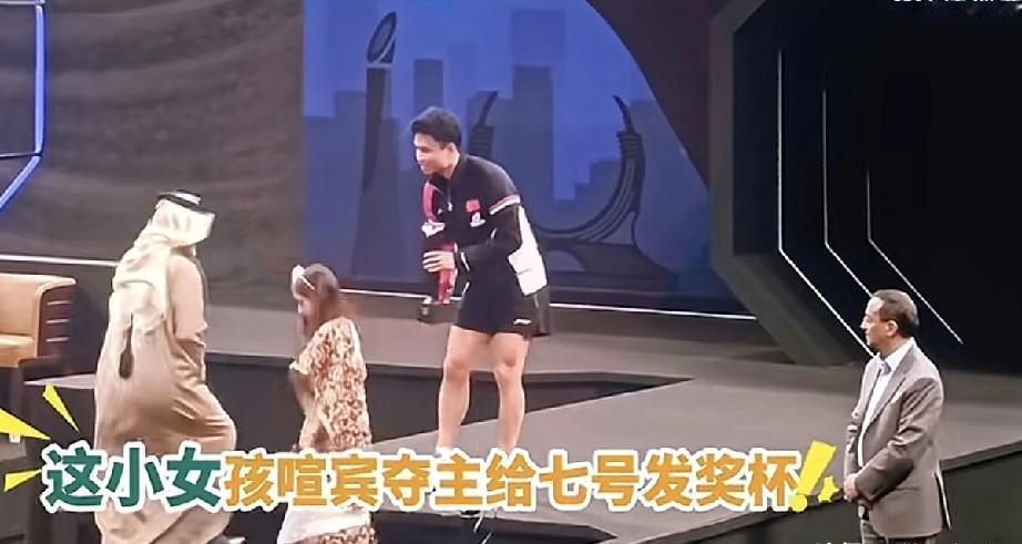 周启豪刚举起拳头，奖杯就被礼仪小姐直接塞手里了。
他人还懵着，司仪话筒响了：“让