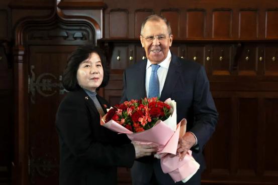 [月亮]乌军纵深打击彻底击穿俄本土防线，战局承压之际朝鲜外长两日访俄，获普京授勋