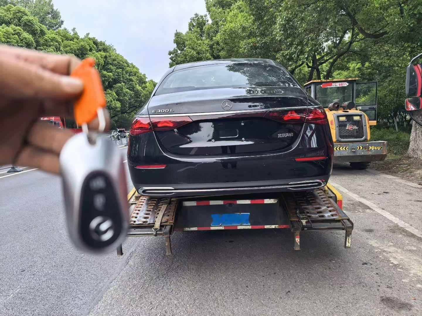 今天随后一台车也搞定了奔驰E300L豪华安排上了给天津V+客户验车发车上板坐等签