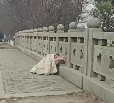 画面出现一女子赤身裸体束缚于桥体，看到这一画面非常令人震惊和担忧。
 该女子可能