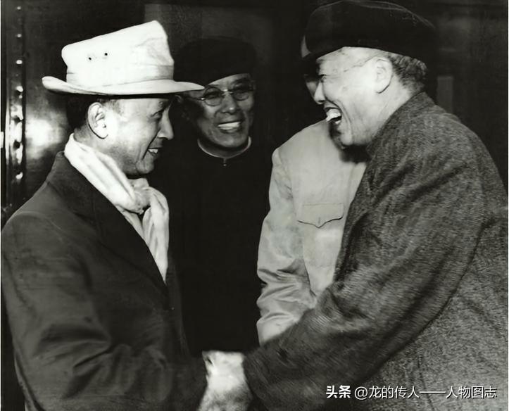 1955年10月28日，中国科学院副院长吴有训等到北京火车站迎接钱学森