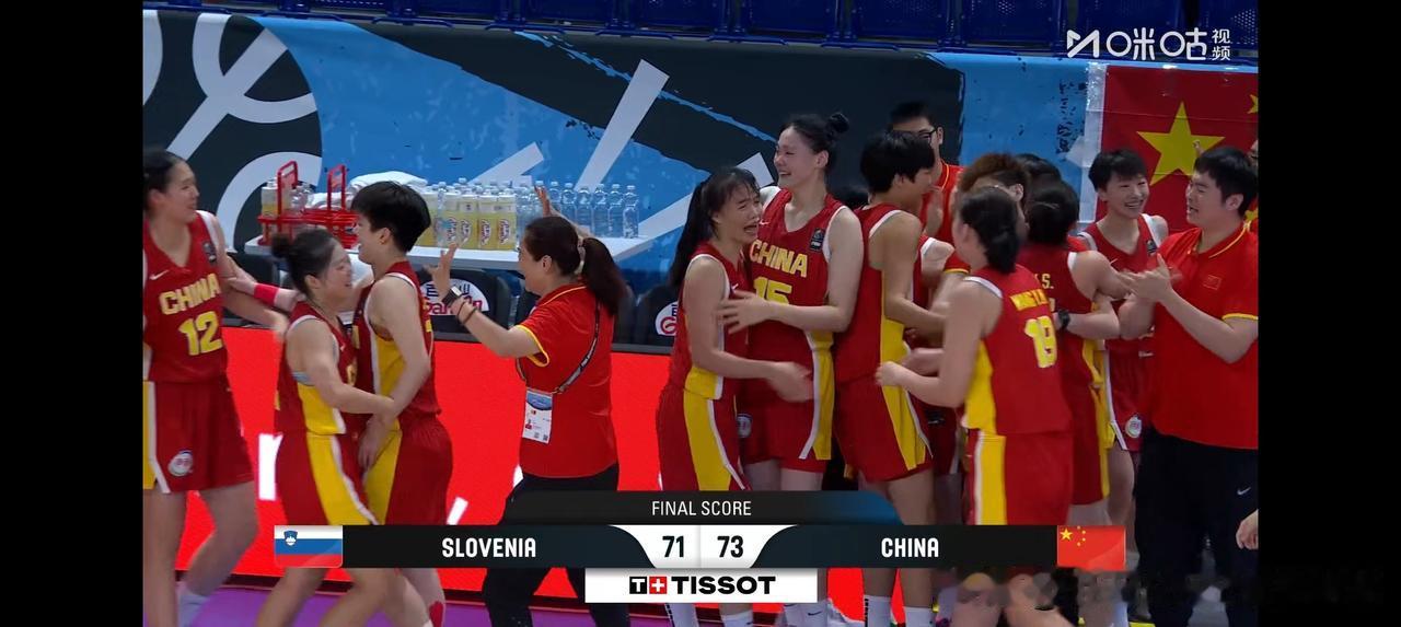 拼赢了！中国U17女篮73-71险胜斯泥文尼亚！
今天晚上的中国U17女篮没有重