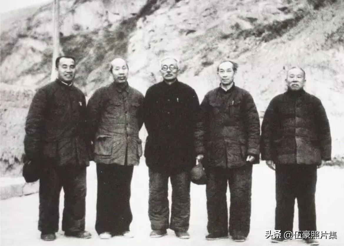 1945年，抗日战争胜利前夕，第七次全国代表大会在延安召开，图为朱德和董必武、林