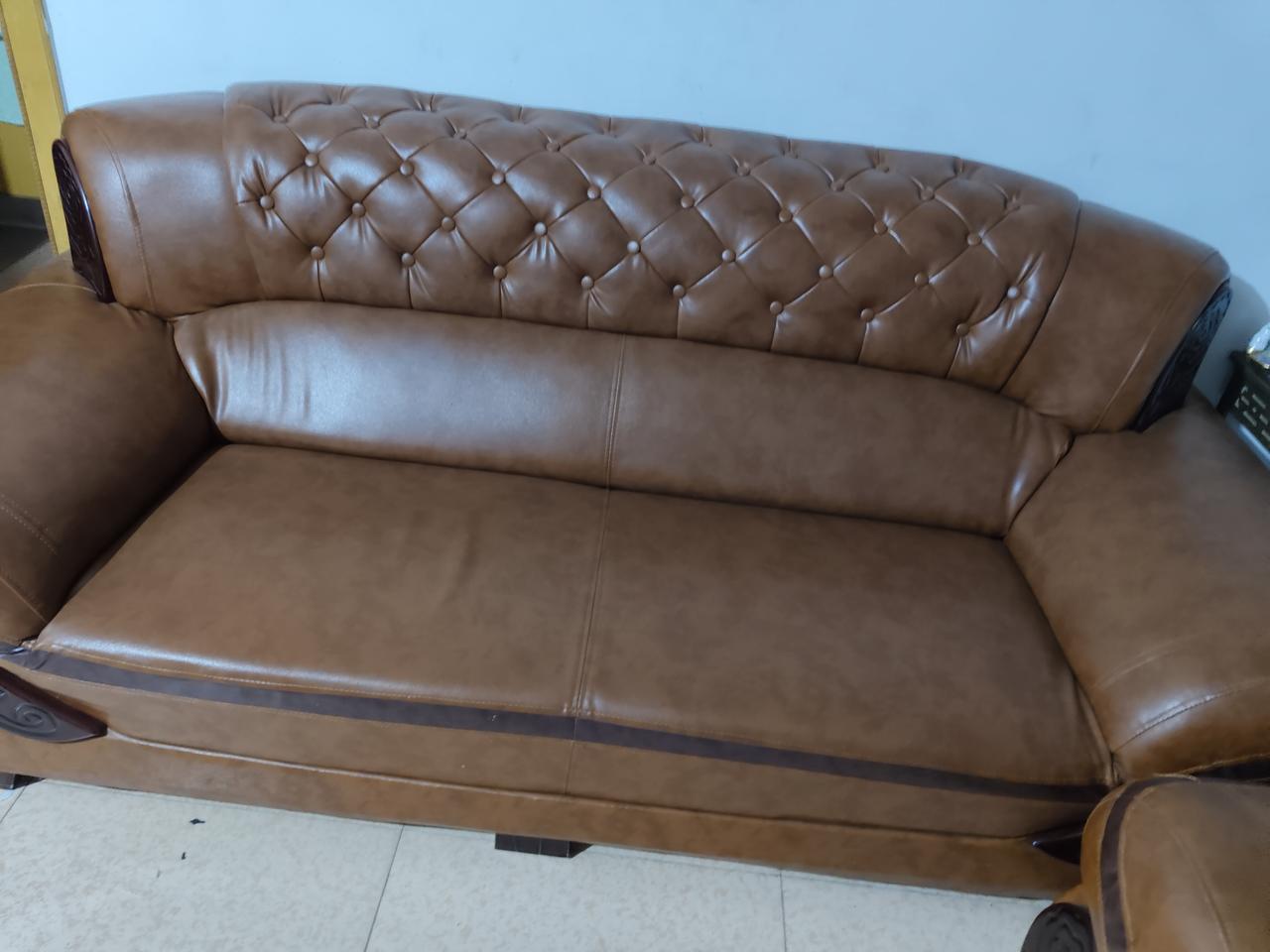 年底了，在家搞个卫生，
发现光鲜亮丽的沙发也有它不为人知的一面，底部的遮挡布年久