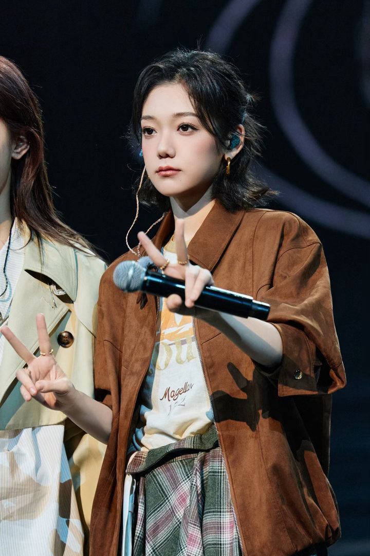 希林娜依高直播 希林雷霆开车视角直播，携女中声部全员上线！采了80分钟的耳，现在