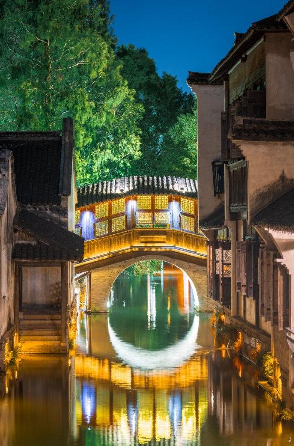 美景打卡地推荐，我投乌镇一票！🌉这里不是画，是活着的水墨江南。清晨薄雾笼罩石板