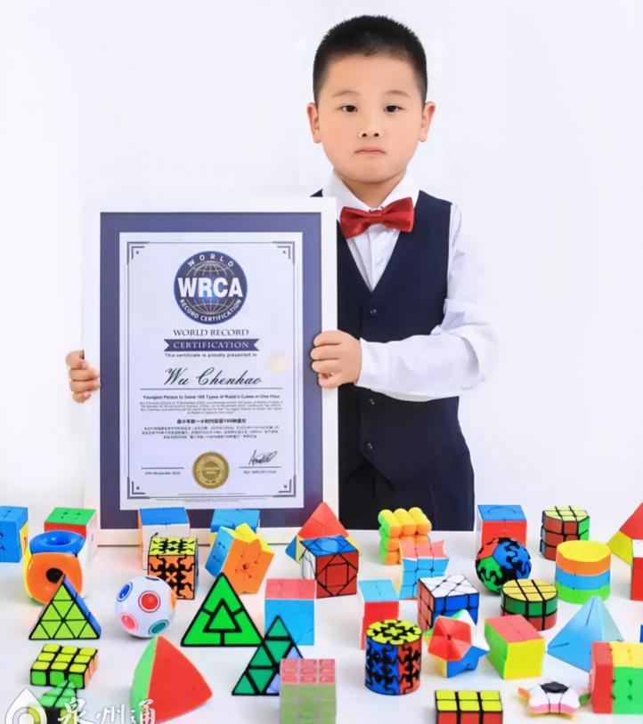 有一种孩子叫：别人家的孩子
泉州5岁娃6个月逆袭！1小时复原100种魔方破世界纪