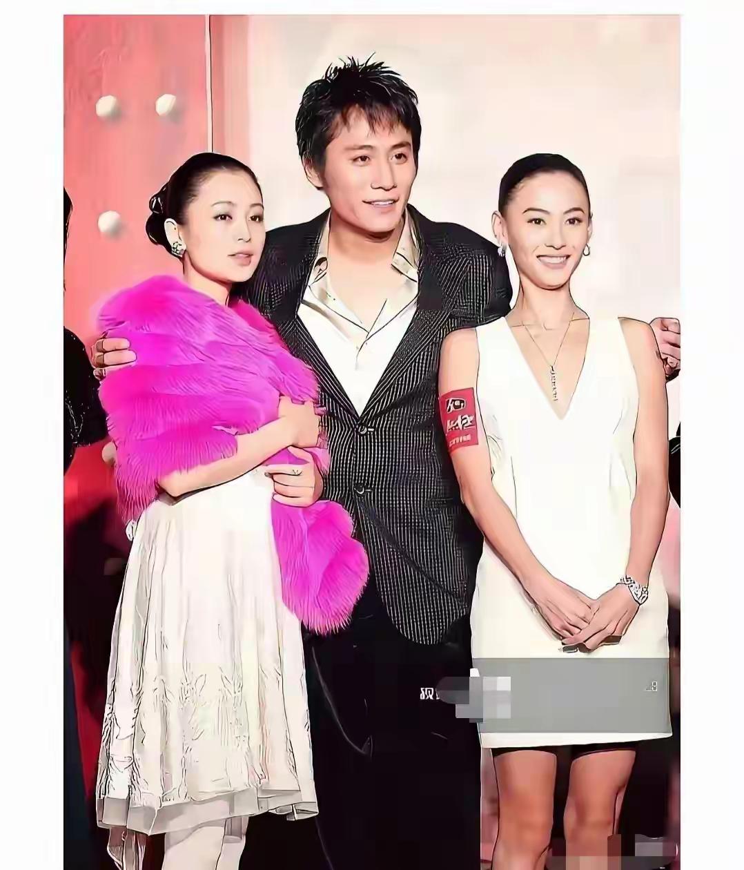 张柏芝的颜值够“扛打”了，
但跟陈红站一起，
就有种贵妇和网红同框的即视感，
陈