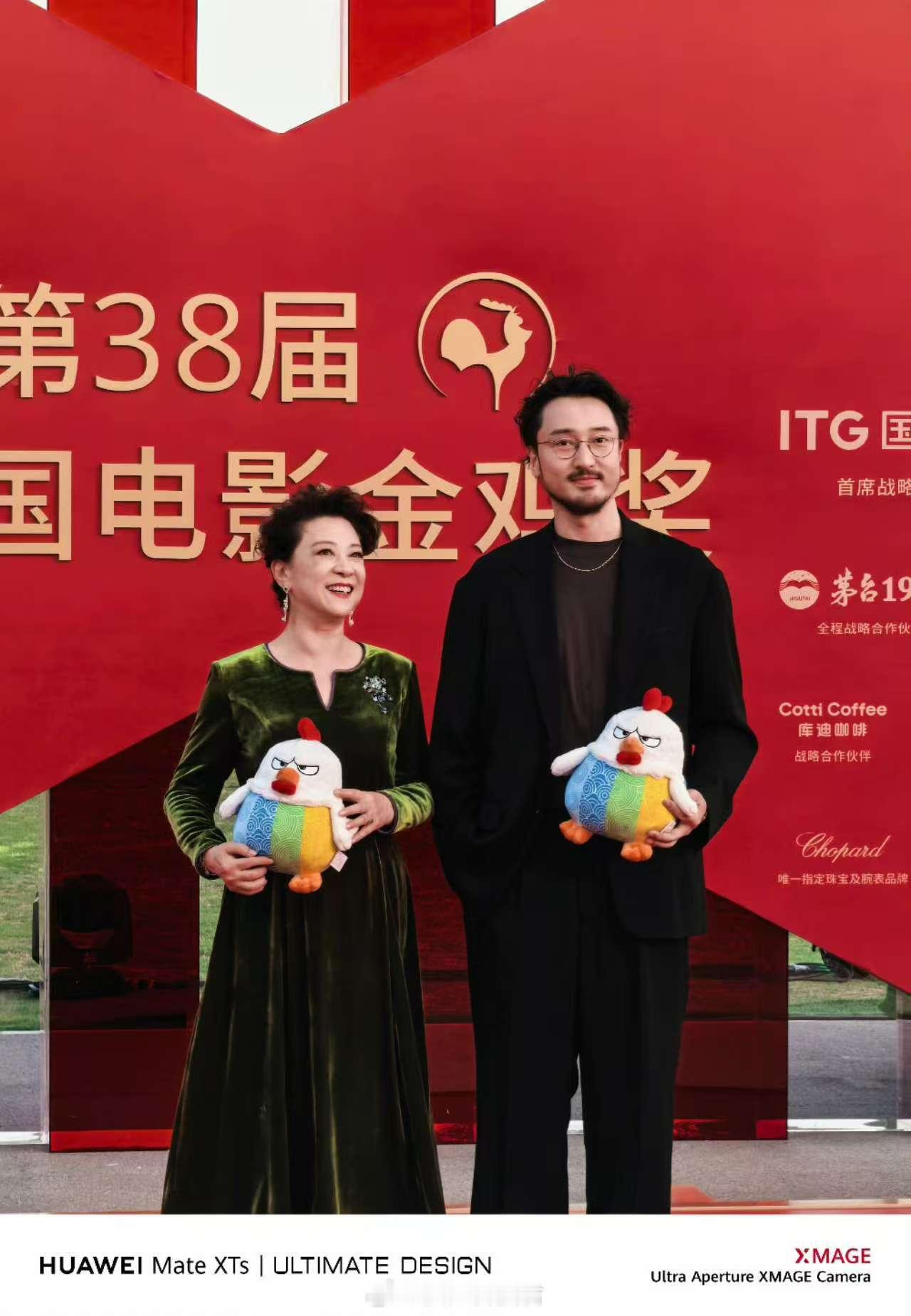 咱就说今晚金鸡红毯，华为Pura80是把“拍照开挂”玩明白了！挤在人群后排也不怕