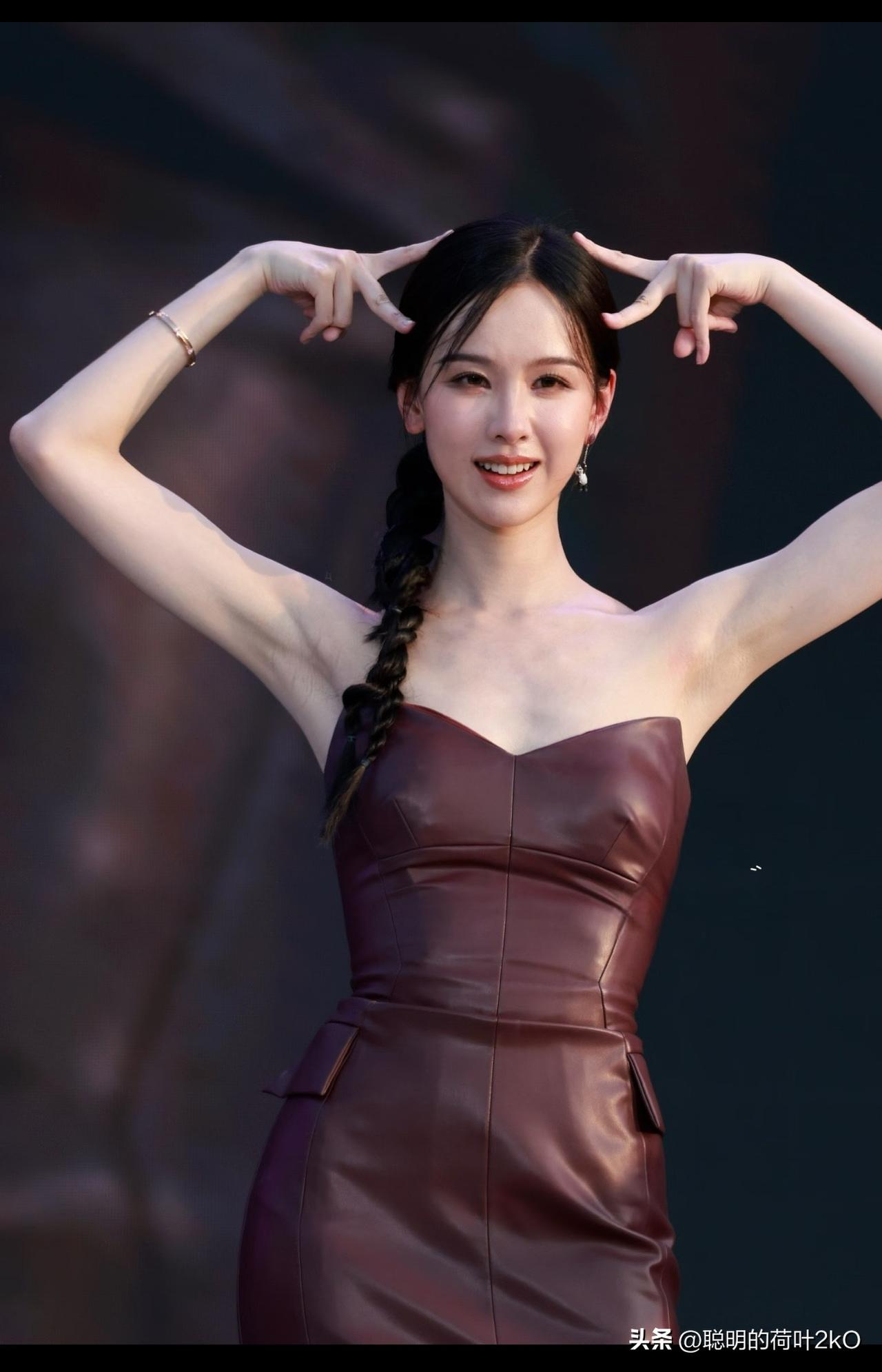 陈都灵的腋下管理特别到位，苗条美丽