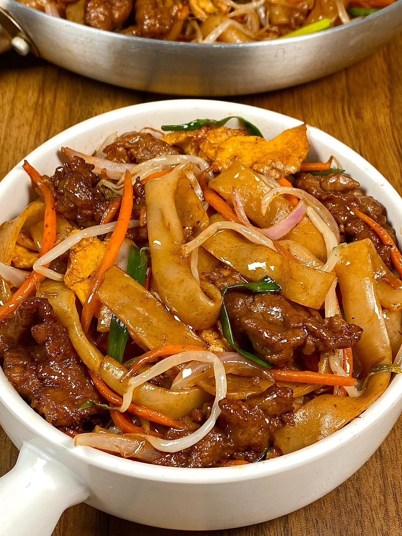 今天在家做个家庭版的干炒牛河！
咱就是说自己做的就是香啊，牛肉多多的放嘻嘻，滑嫩