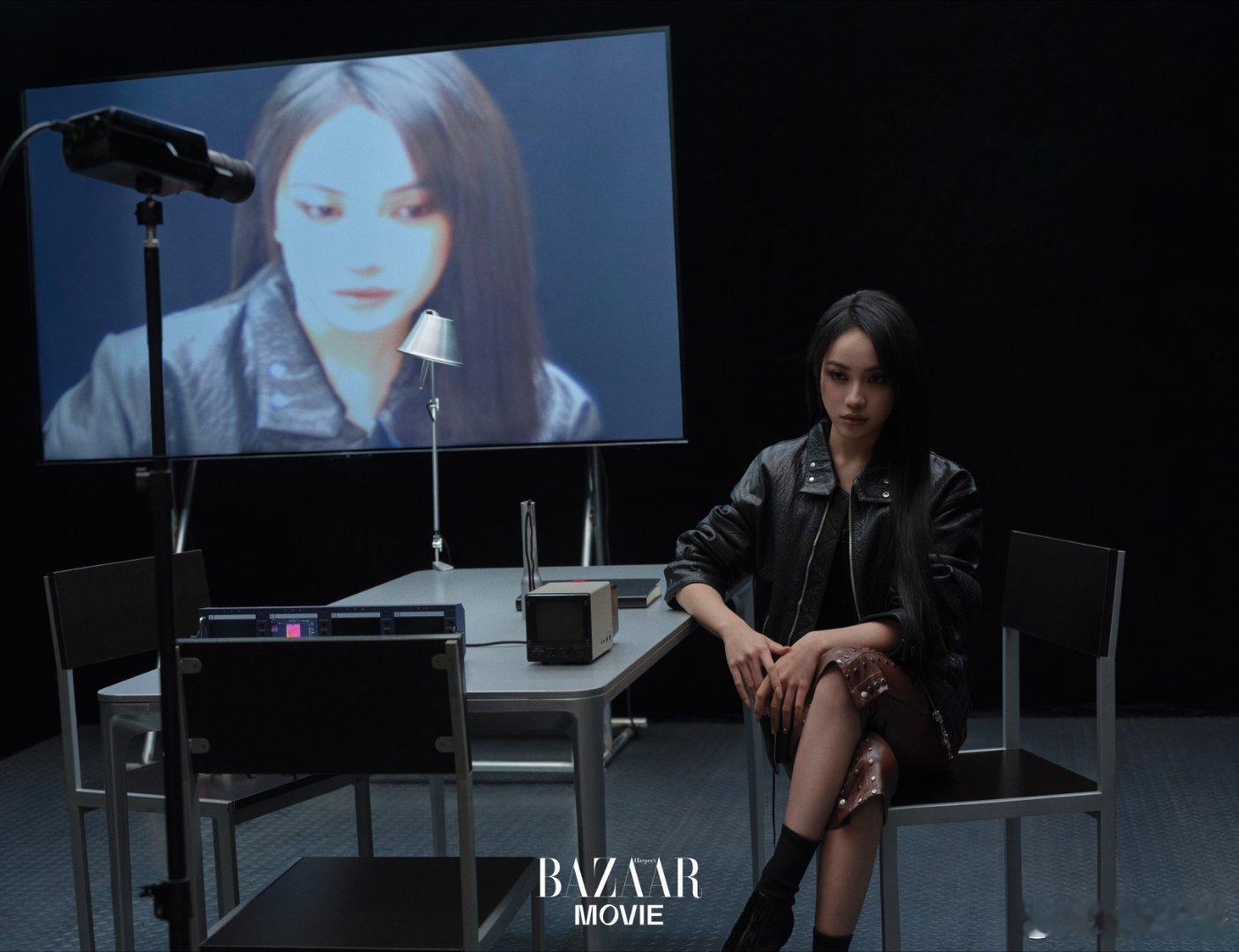 聚光灯切割暗夜，镜头与眼神在光影里共舞，皮革质感碰撞胶片颗粒，每一帧都是故事的序