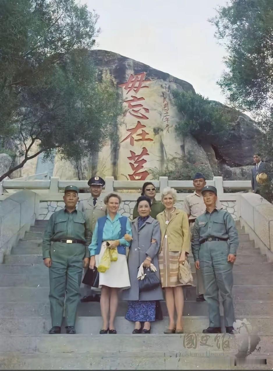 1952年元月，蒋介石先生巡视金门，在太武山亲笔题写“毋忘在莒”，并刻在太武山的