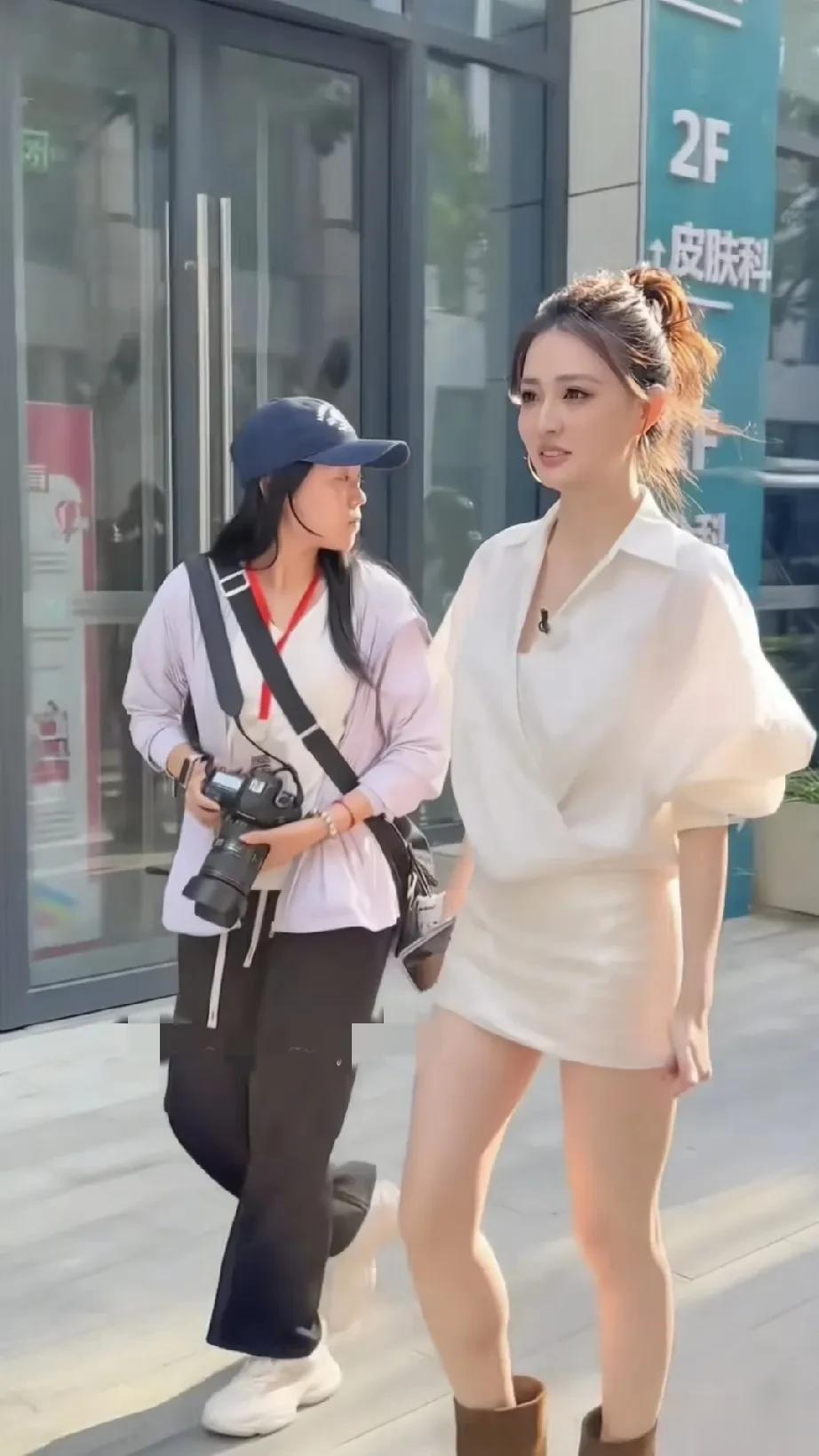 时尚街拍徐璐白色连衣裙搭配棕色靴子，简约又时尚！
