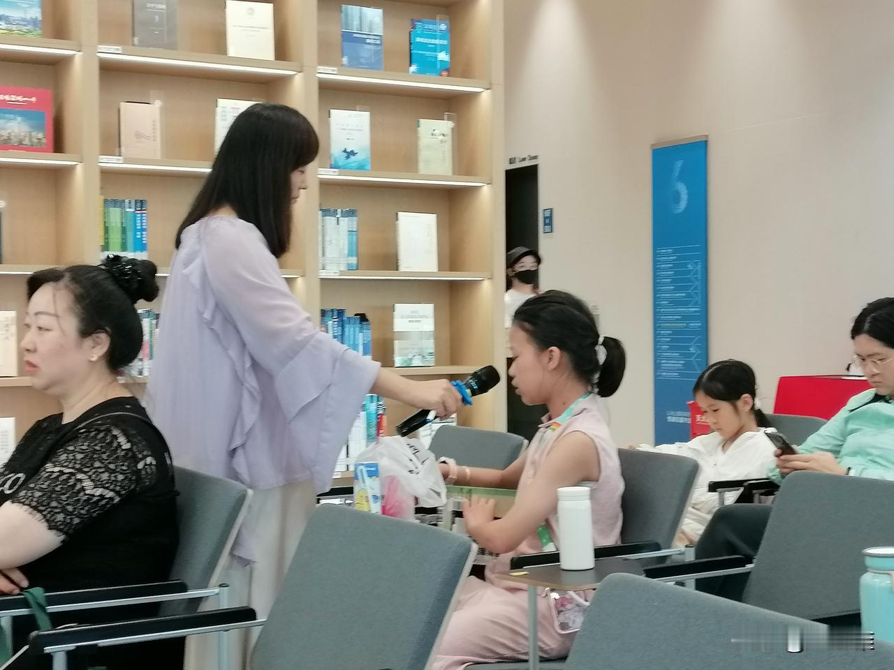 今天我被久未见面的好友分享的她和小二十岁男友的齁甜的爱情故事给震撼到了！

好友