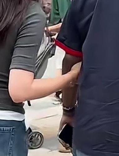 看见中国女人和印度男人在一起手挽手，怎么感觉有点恶心！

纯粹是个人体会，没有歧