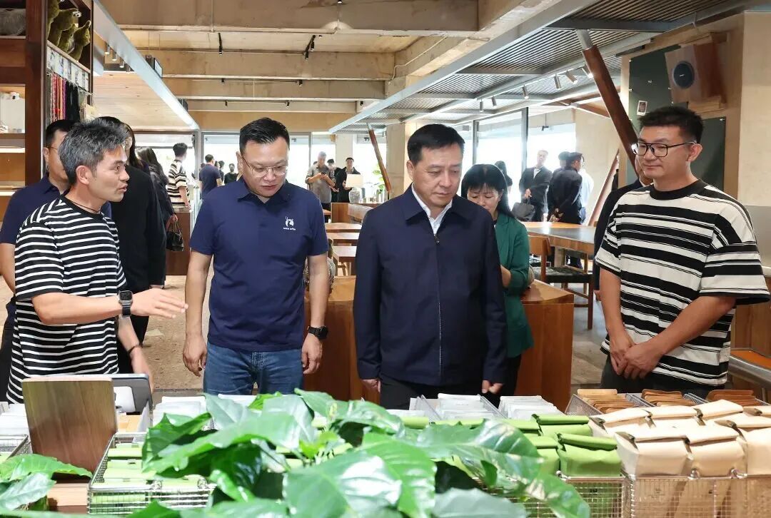 2026年8月19日，昆明市委书记刘洪建陪同瑞幸咖啡首席执行官郭谨一一行考察咖啡