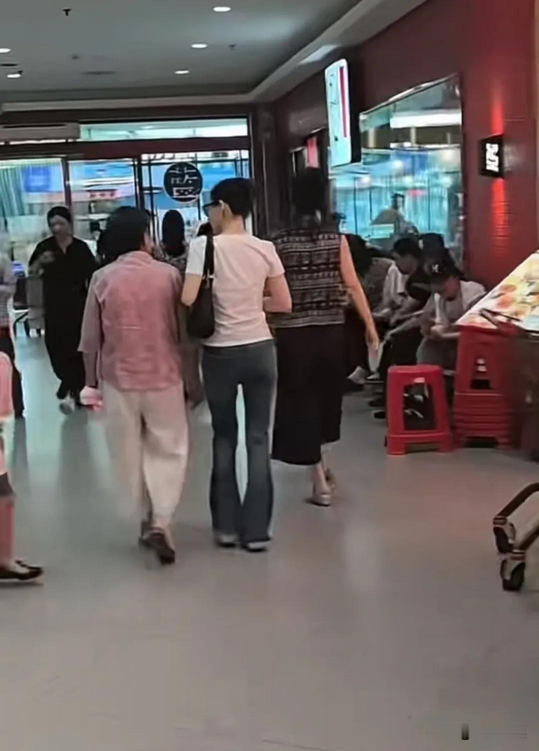 方媛现身老家安徽南陵，陪外婆逛街，本人现实中看着一点也不矮呀，就是骨架小了点。