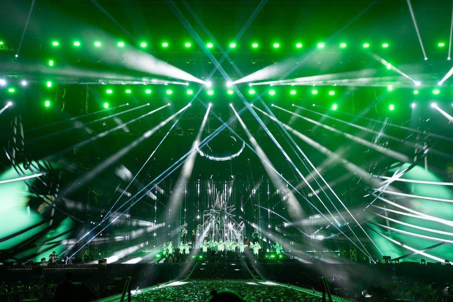 虽然只有半个肩膀 但也好帅啊知道风很大了 哈哈哈