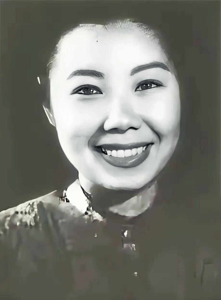 1982年，75岁的关露卧病在床，中央特派人员专程赶来，为她宣读平反文件，明确查