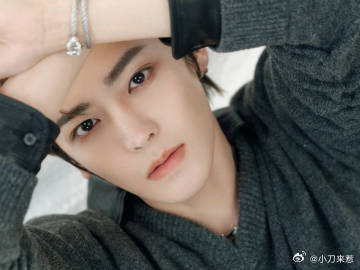 侯明昊 侯明昊的帅是那种有着强烈个人风格的，他不会盲目跟风，而是坚持做自己，走出