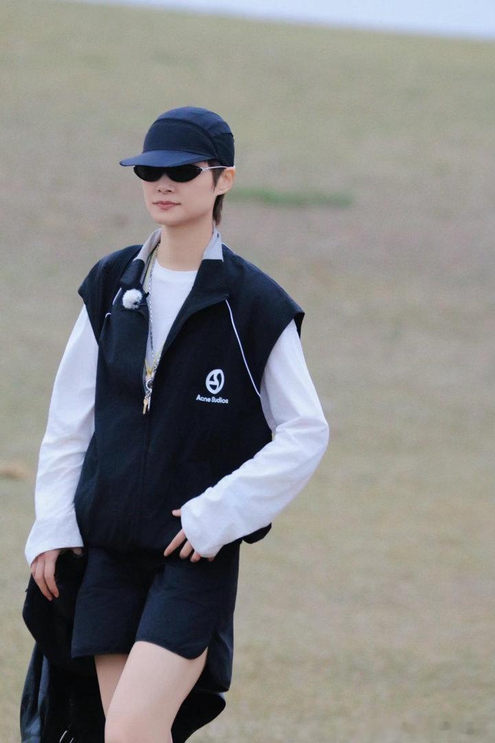 李宇春你给我把长裤穿上向野的我们《向野的我们》新疆路透氛围感拉满，但旷野蚊虫太凶