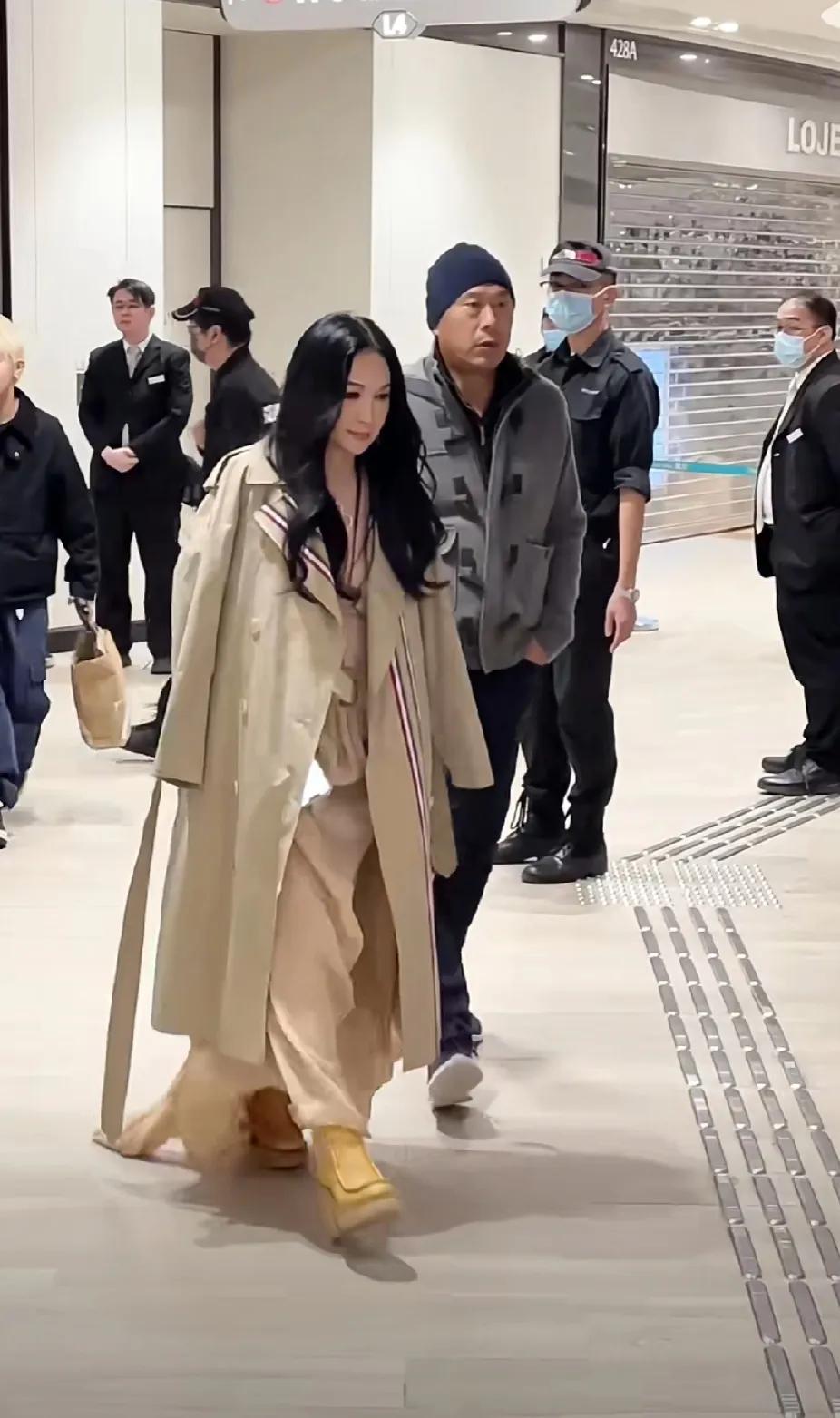 少年夫妻一生携手，温碧霞的爱情故事一点不比话本里的才子佳人逊色。
看他老公戴着个