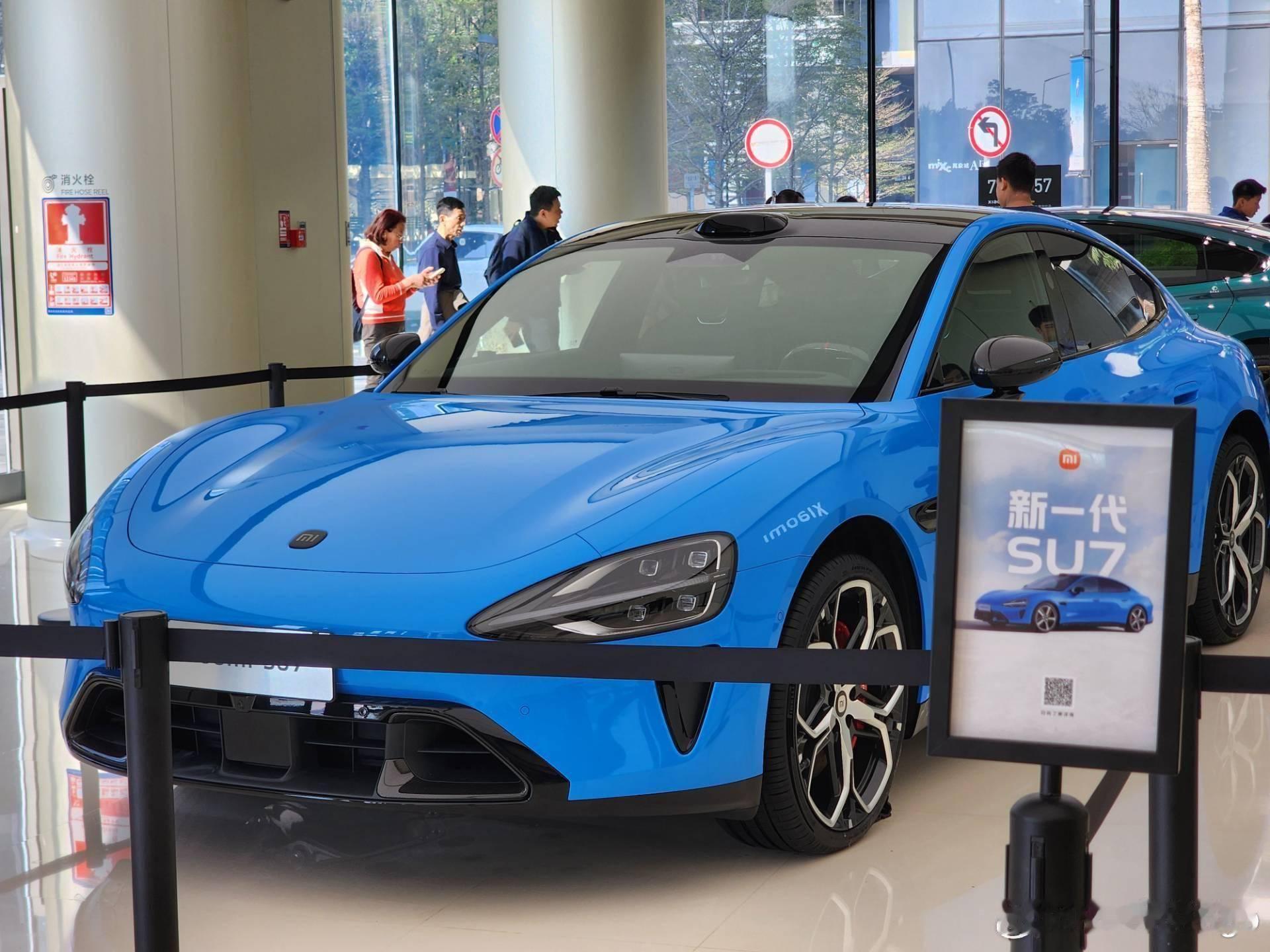 我对蓝色车漆一直无感，但全新小米 SU7 这个蓝色身边很多人都说好看，觉得比其它