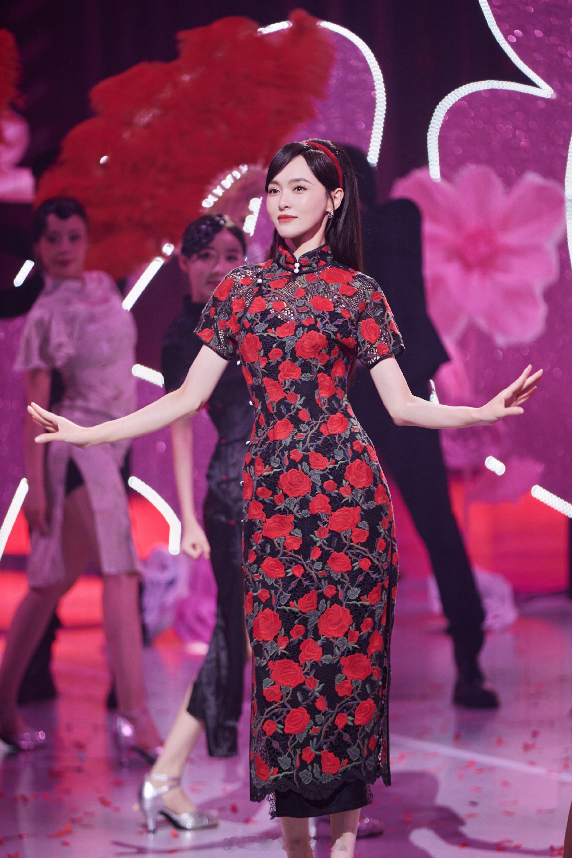 唐嫣旗袍穿搭舞台造型氛围感满满 