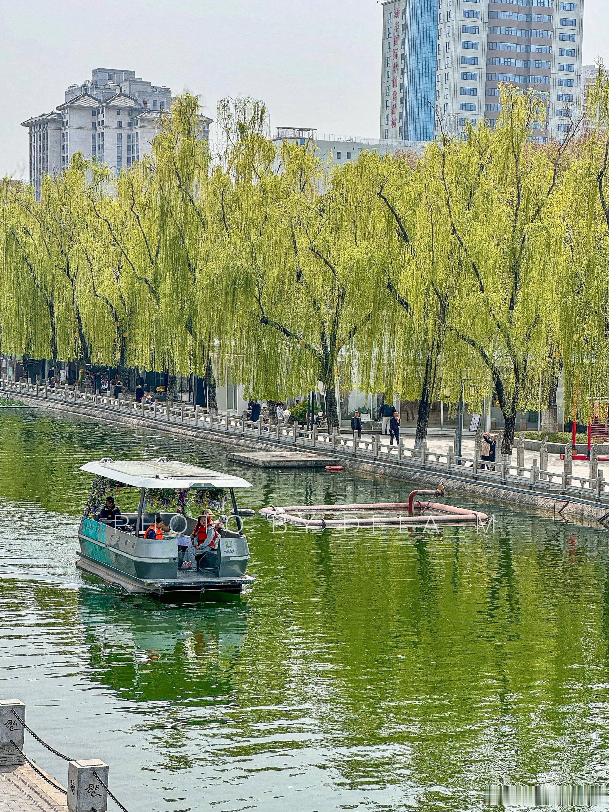 其实不然，现在很多公园都有年轻人的身影，不是因为上了年纪，而是成本低，空气好还解