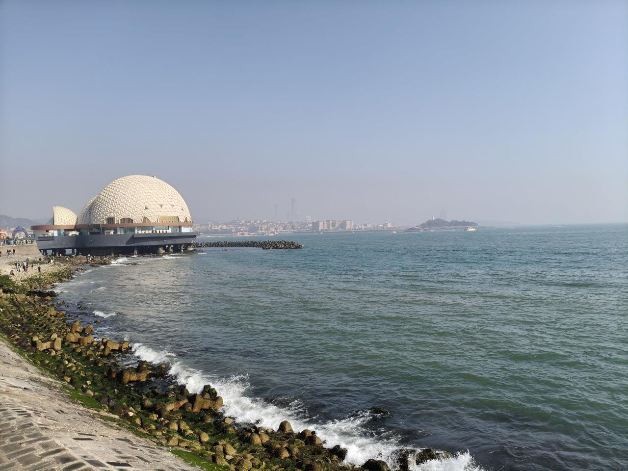 毕竟三伏天是一年当中最热的时候，青岛又沿海，水气重，加之冷热气流一交叉，空气湿度