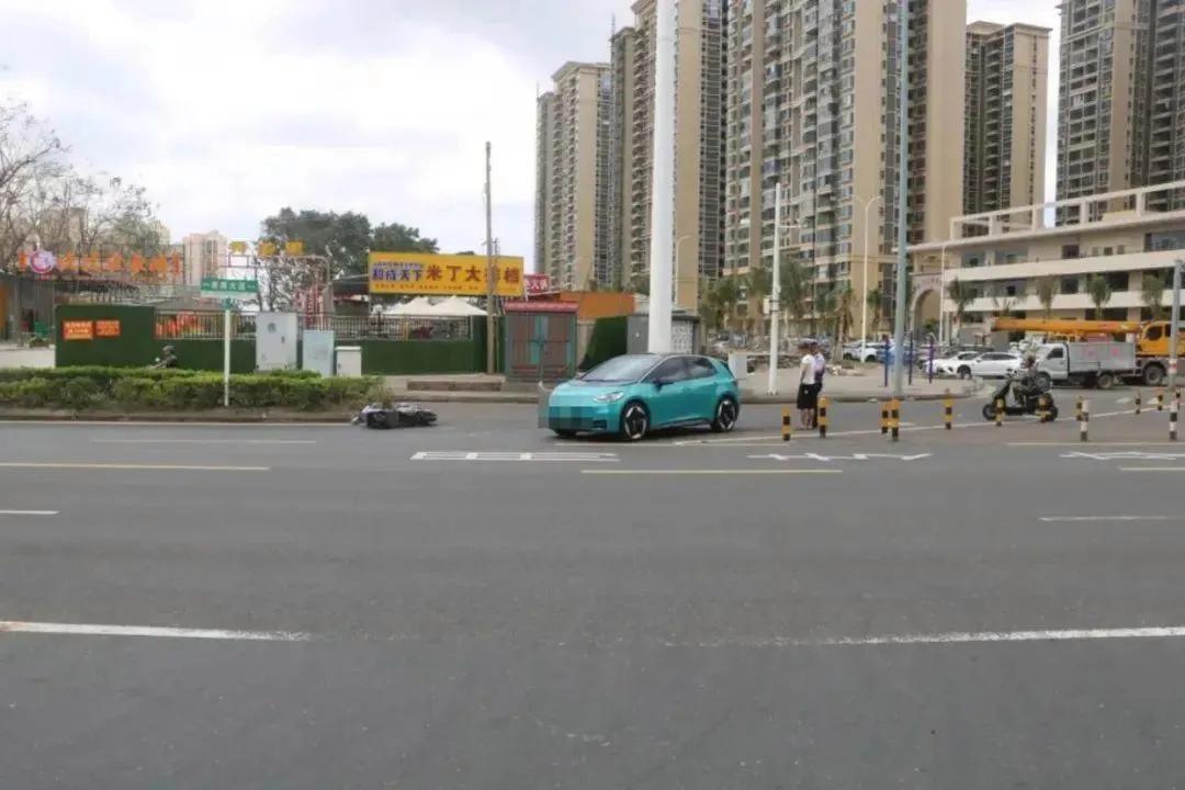 女子带娃骑电动车逆行被撞身亡，交警：女子主责，穿拖鞋小车车主次责任

海口市公安