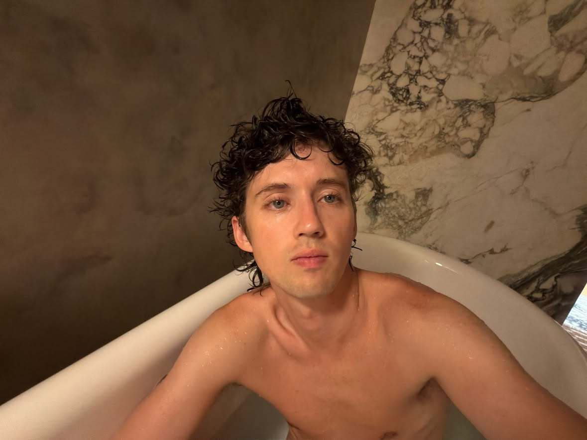 Troye Sivan 小扫一下浴前自拍： 