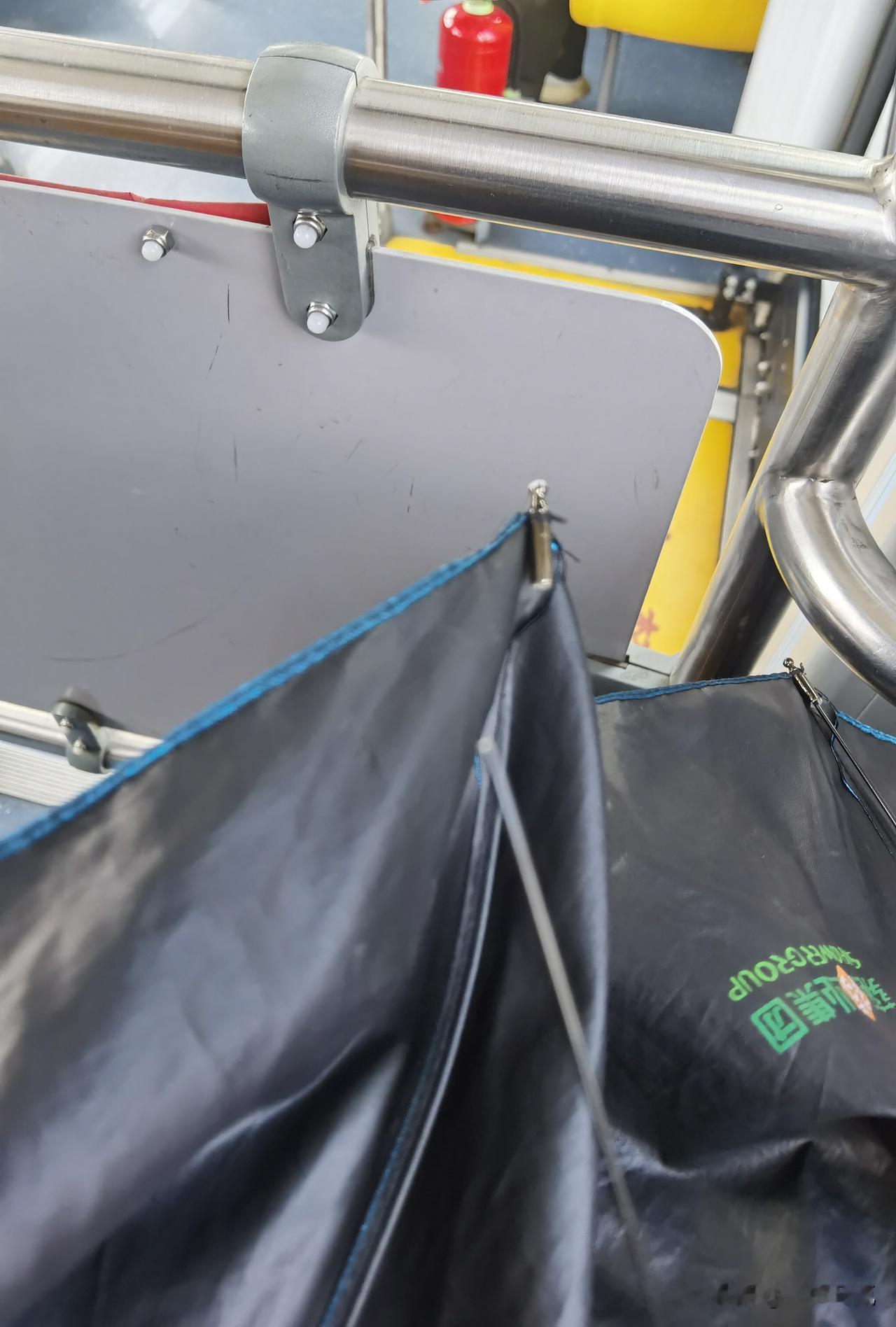 夏天用伞高峰期…
然而伞的设计令人无语，不知您有没碰到这样的情况，伞面完好无损，