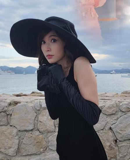 林志玲终于意识到自己勾头缩脖不好看了，发文表示自己以后会记得抬头挺胸的了！
她也