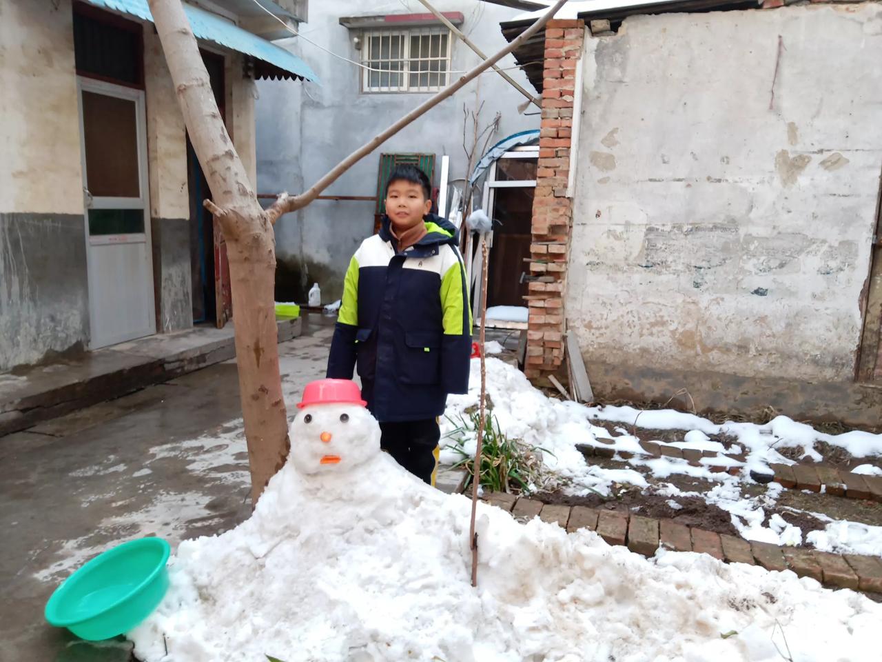 #上联：冰天雪地送冬去，请您来下联#青山绿水迎春来。