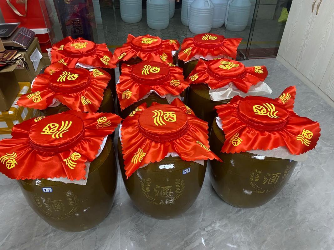 赤水奔流百年长，茅台酒香藏过往
不是金奖让它称王，是长征苦难赋予荣光
敌军层层封