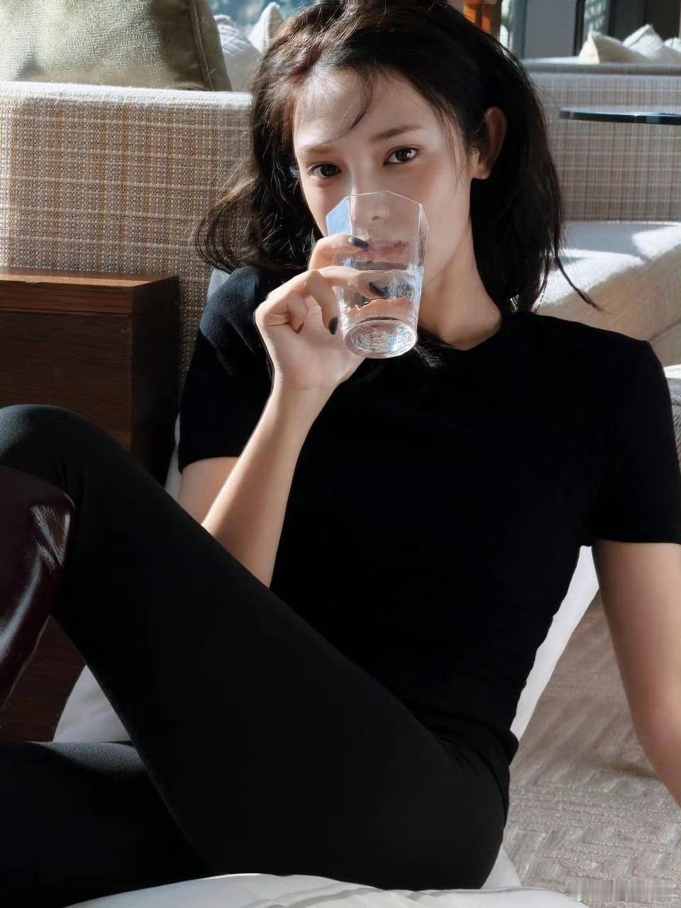 彭小苒白开水妆清冷姐感十足！ ​​​