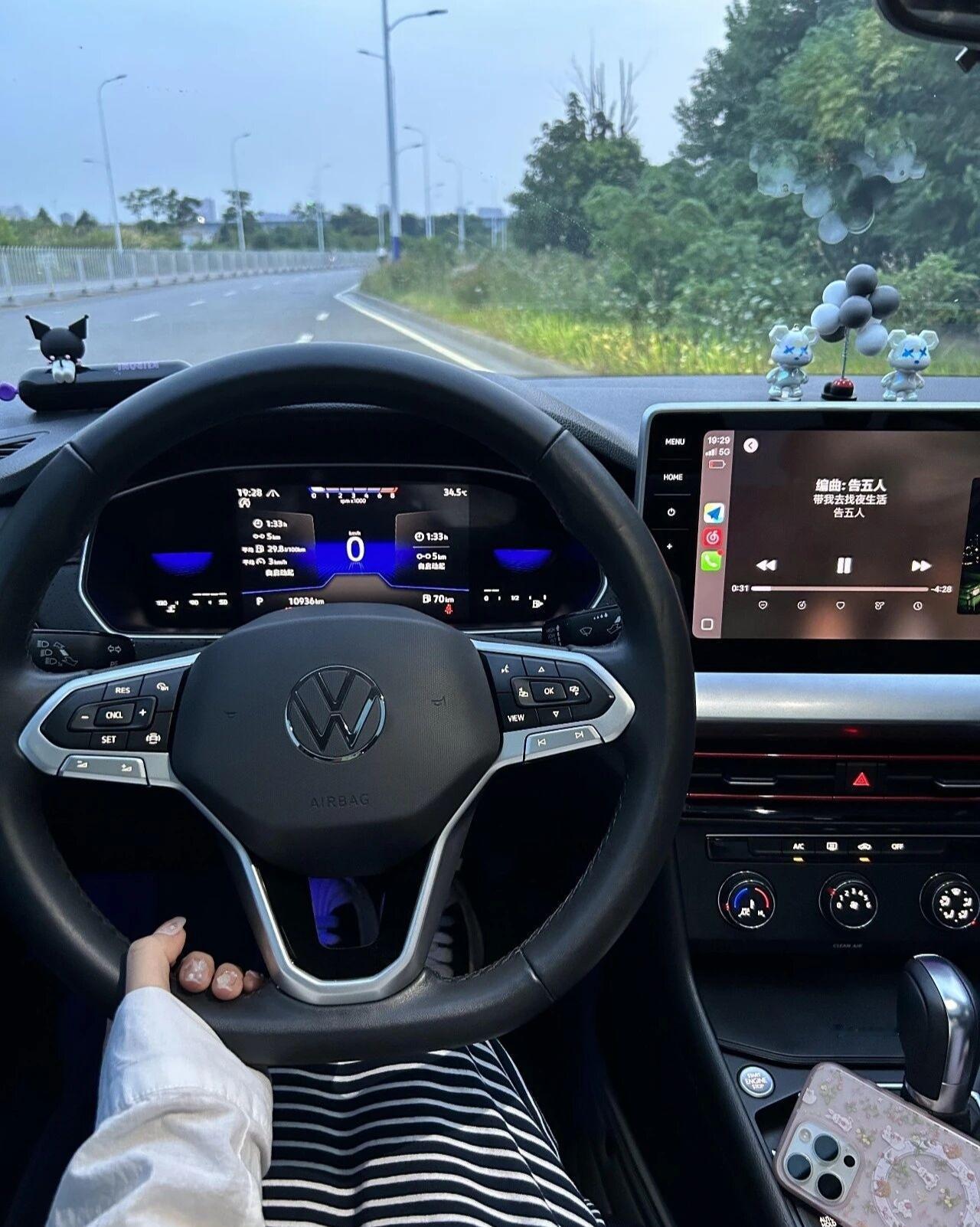 开10w的车，就很知足了平凡生活中的小确幸 下班回到车里，手握方向盘带来的安全感