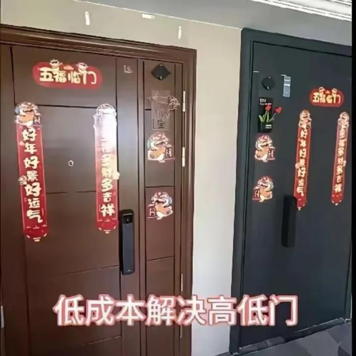 推门瞬间我愣住了！邻居家新换的门，比我家高出一大截。
虽说不信“门高欺主”那套，