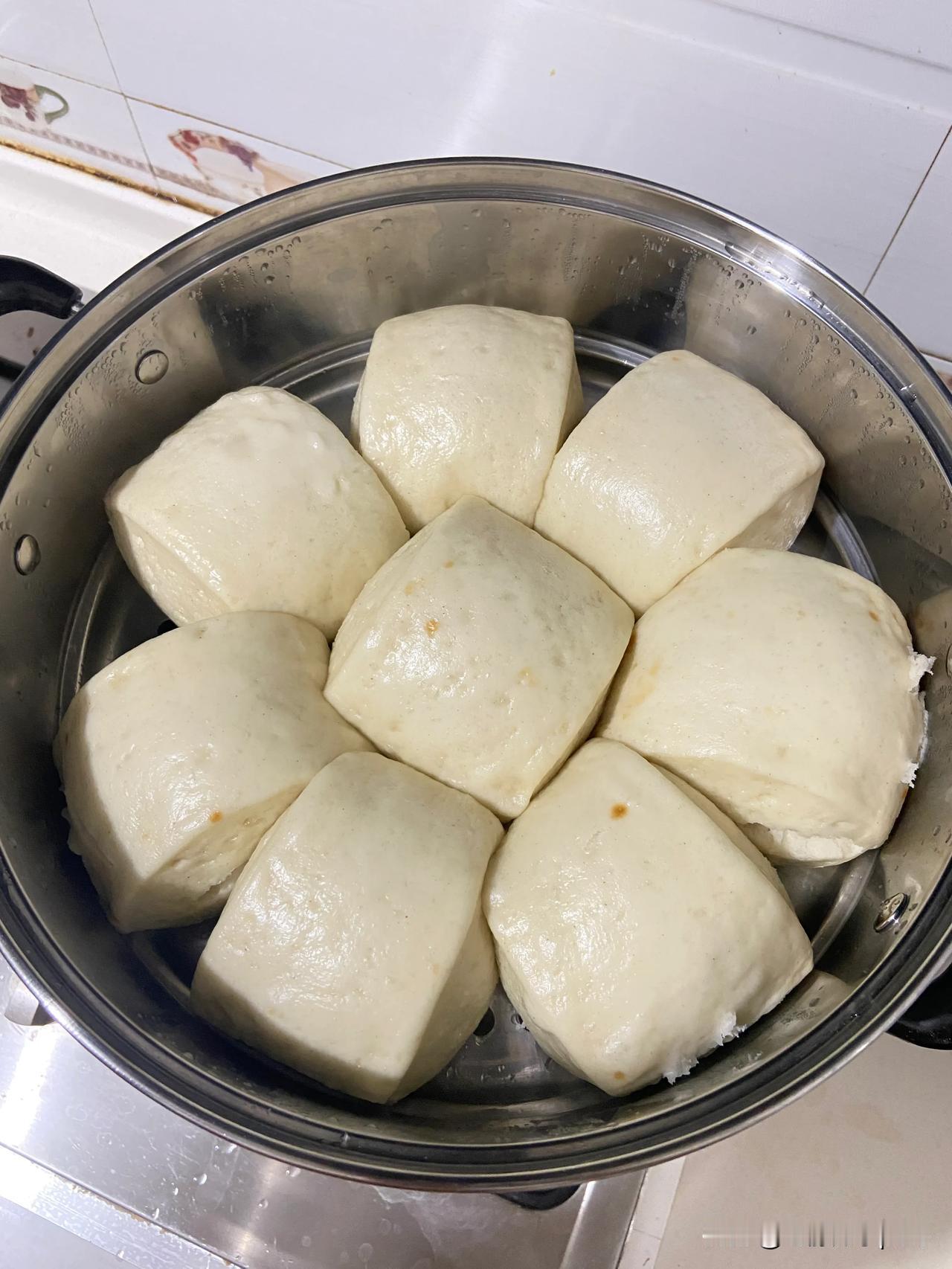 好一锅漂亮的大馒头！看着就想吃！

这锅馒头表面光滑发亮，指头按下去一秒就能回弹