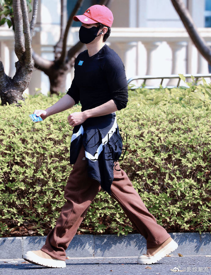 代旭晨跑完被锁家门外 谁懂啊，代旭被锁门外那段也太真实了，像极了出门忘带钥匙的我