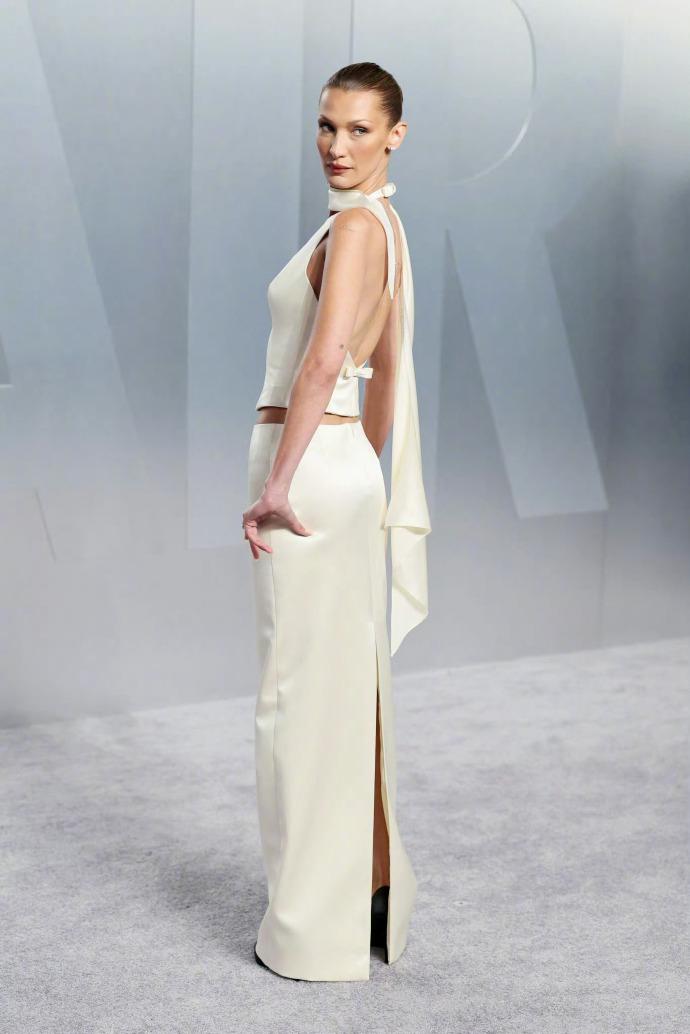 比伯爱妻海莉出席Vanity Fair名利场奥斯卡派对！
作为超模，海莉这次独自