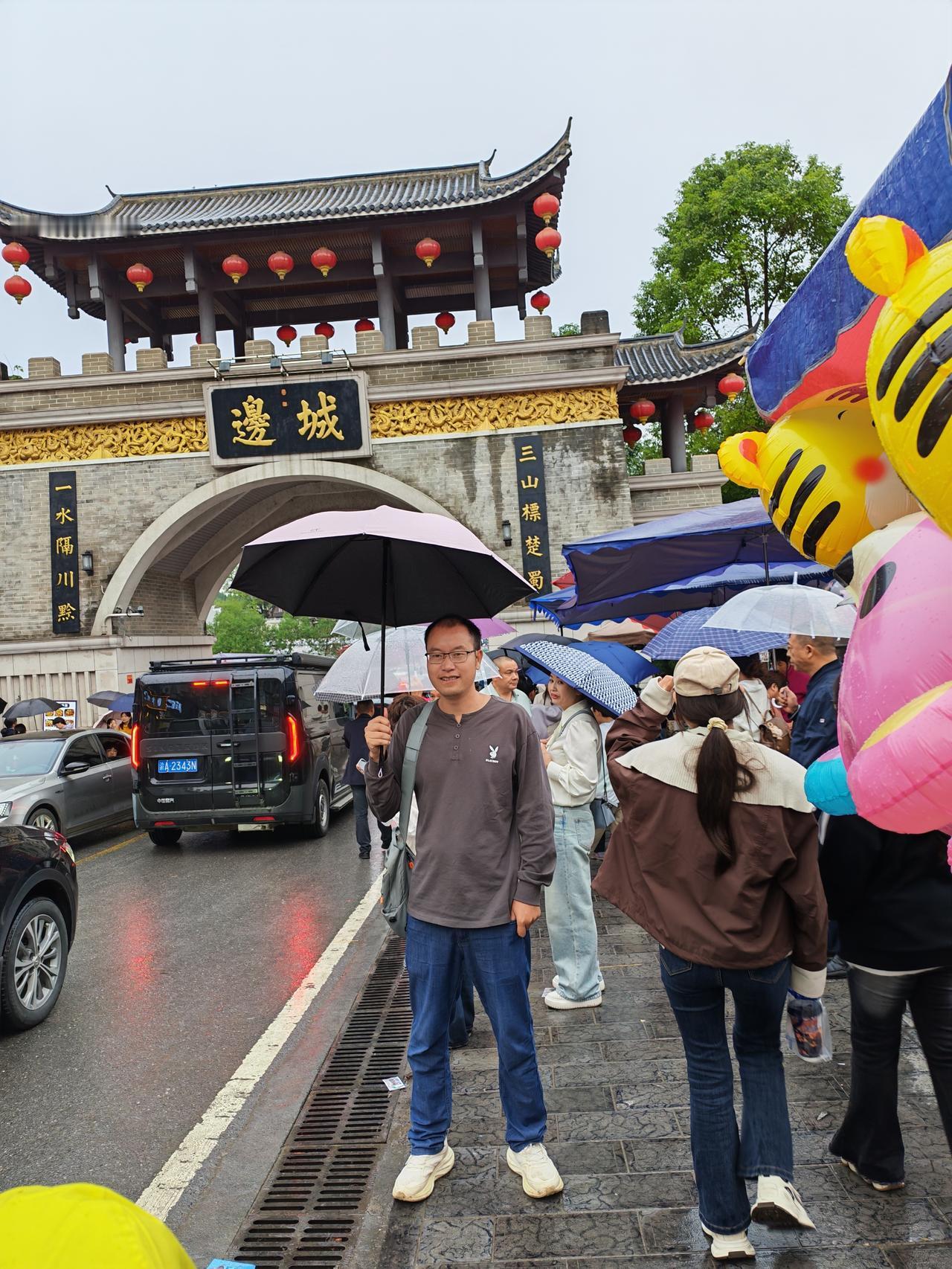 有人问股票跌这么狠是不是到底能抄底了？要我说啊，千万别这么想，猜顶猜底都是交易大