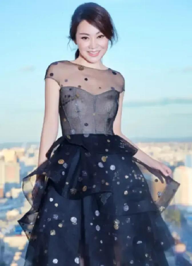2004年，邹伟把闫妮叫回家，递上离婚协议。车和房子都给闫妮，他只要自由。

当